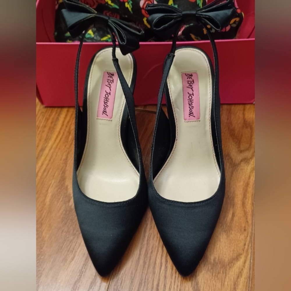 Betsey Johnson Black Satin Slingback Bow Stiletto Pumps Shoes size 6
